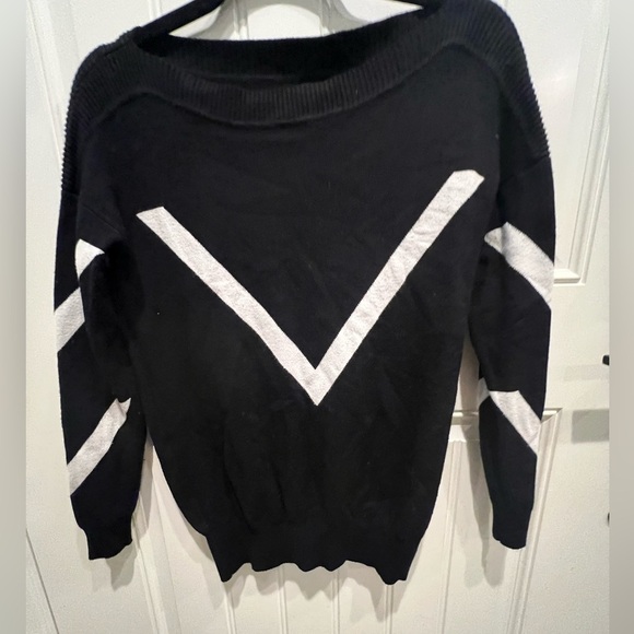 Women's Medium thick Black White Crew Neck Sweater with Bold Geometric Design - Picture 2 of 6